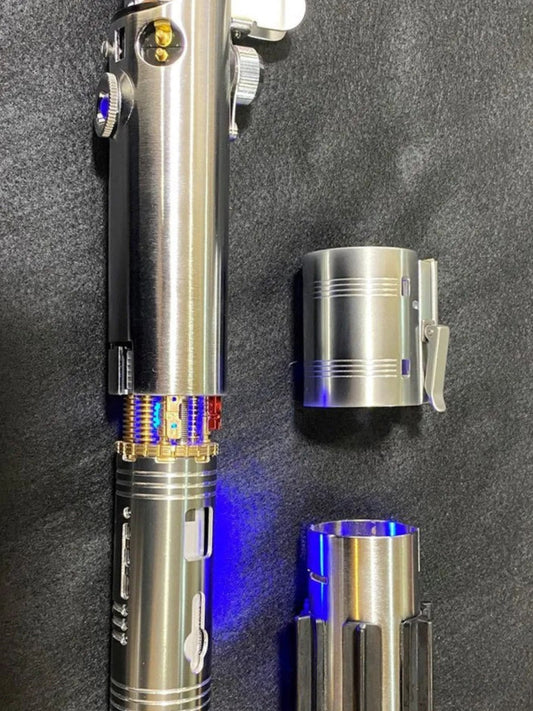 THE SKYWALKER LEGACY LIGHTSABER (KYBER SERIES)